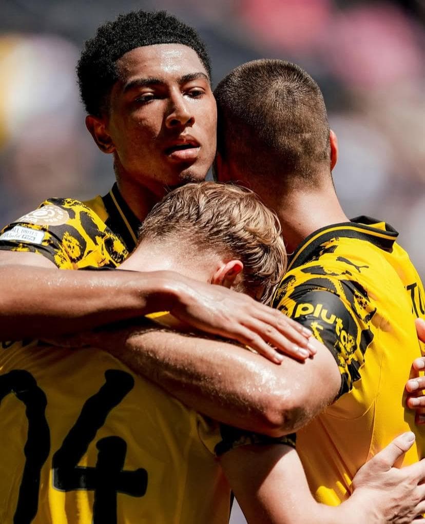 Svensson e Bellingham comemoram gol do Borussia. (Foto: Borussia Dortmund/Divulgação)