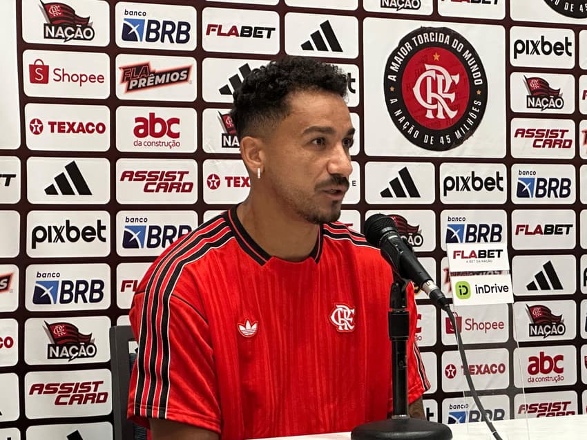 Danilo concede entrevista coletiva antes do confronto com o Bayern (Foto: Lucas Bayer/Lance!)
