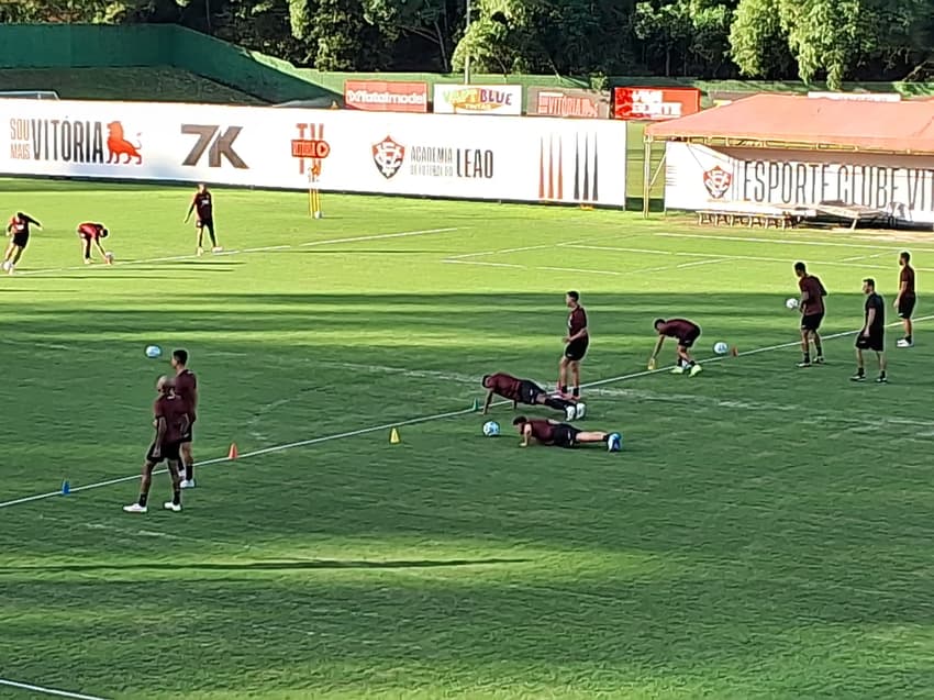 Rúben Rodrigues faz flexão durante treino do Vitória (Foto: Rafael do Carmo / Lance!)