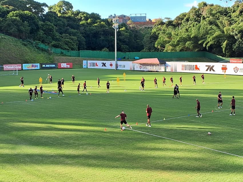 Atletas do Vitória em treino no Barradão (Foto: Rafael do Carmo / Lance!)