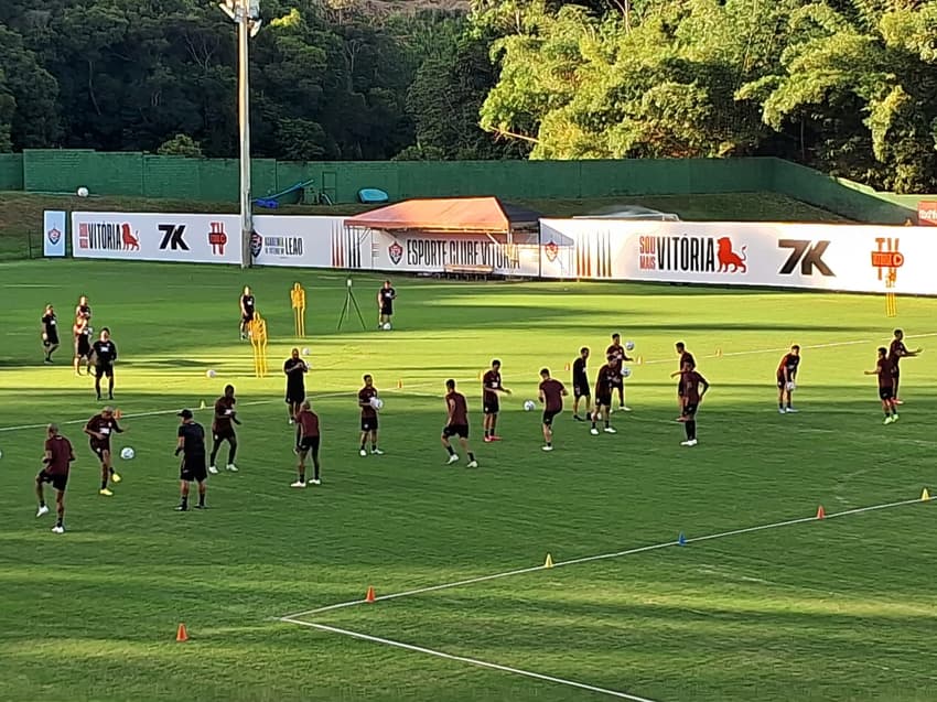 Jogadores fazem atividade em dupla no treino do Vitória (Foto: Rafael do Carmo / Lance!)