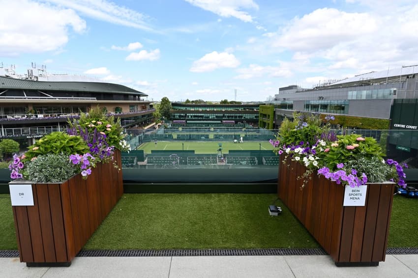 Os boxes da imprensa em Wimbledon são separados por floreiras (foto: GLYN KIRK / AFP)