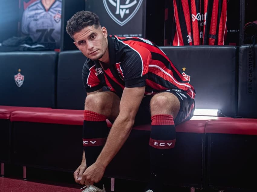 Rúben Rodrigues com a camisa do Vitória (Foto: Victor Ferreira / EC Vitória)
