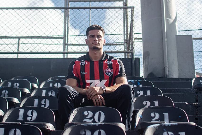 Rúben Rodrigues posa para fotos no Barradão (Foto: Victor Ferreira / EC Vitória)