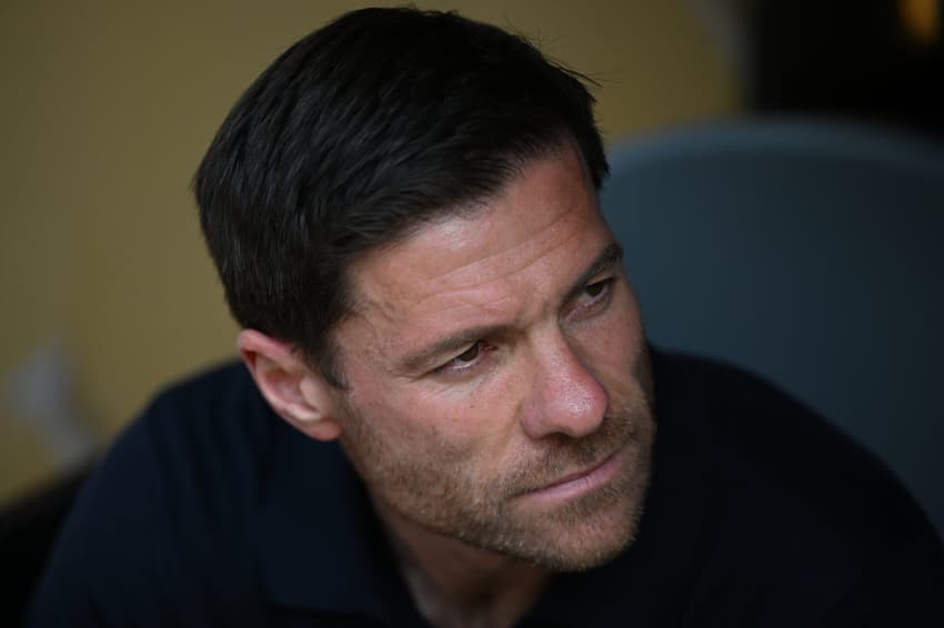 Xabi Alonso no banco de reservas durante Real Madrid x Al-Hilal, no Mundial