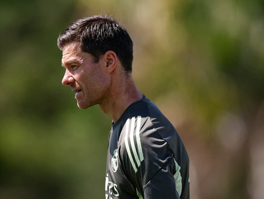 Xabi Alonso observa treino do Real Madrid às vésperas da estreia no Mundial de Clubes