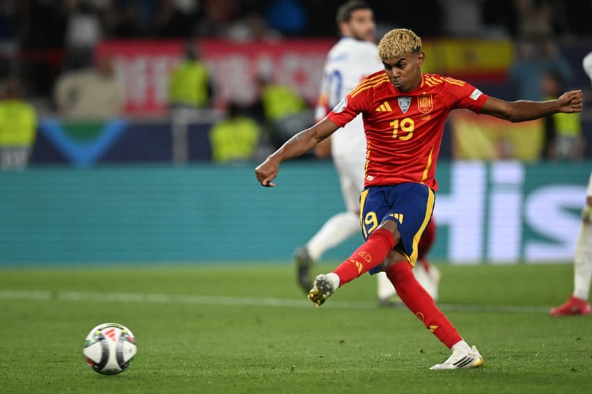 Lamine Yamal marcando o seu primeiro gol no confronto contra a França (Foto: Thomas Kienzle/AFP)