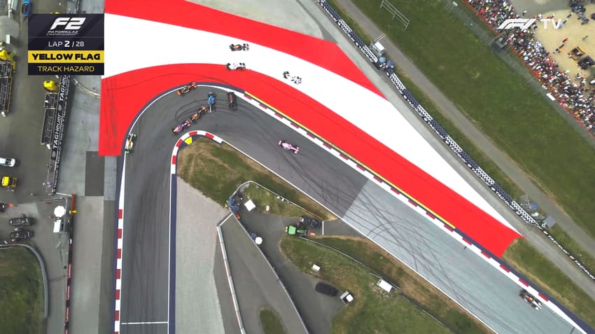 Acidente causa capotamento no GP da Áustria da Fórmula 2 (Foto: Reprodução / F1TV)