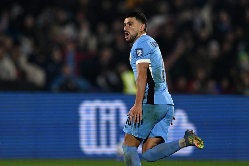 Arrascaeta, do FLamengo, comemora seu gol no jogo do Uruguai contra a Venezuela