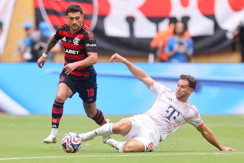Arrascaeta em ação no jogo do Flamengo contra o Bayern pelo Mundial de Clubes