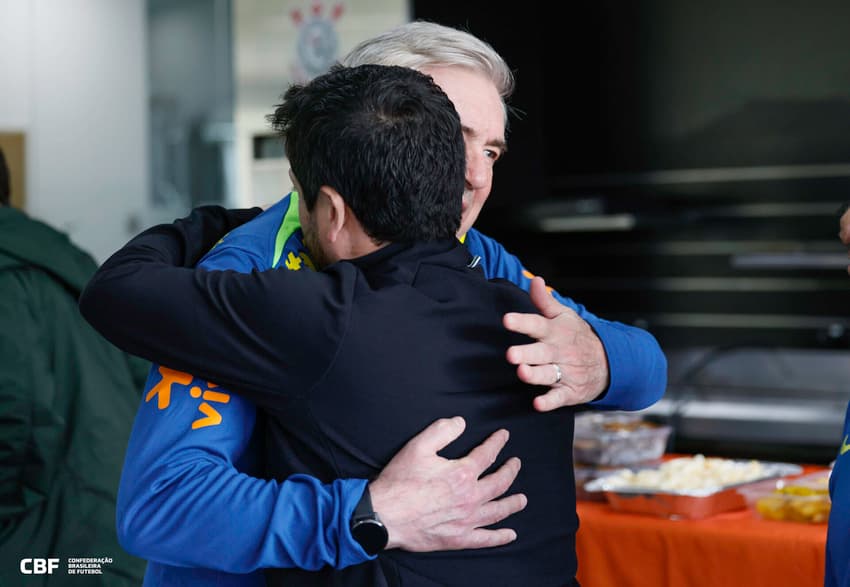 Ancelotti e Arthur Elias trocam experiências no CT do Corinthians. (Foto: Rafael Ribeiro)