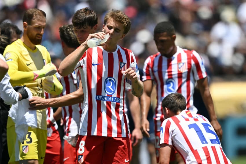 Jogadores do Atlético de Madrid se hidratam durante jogo no Rose Bowl
