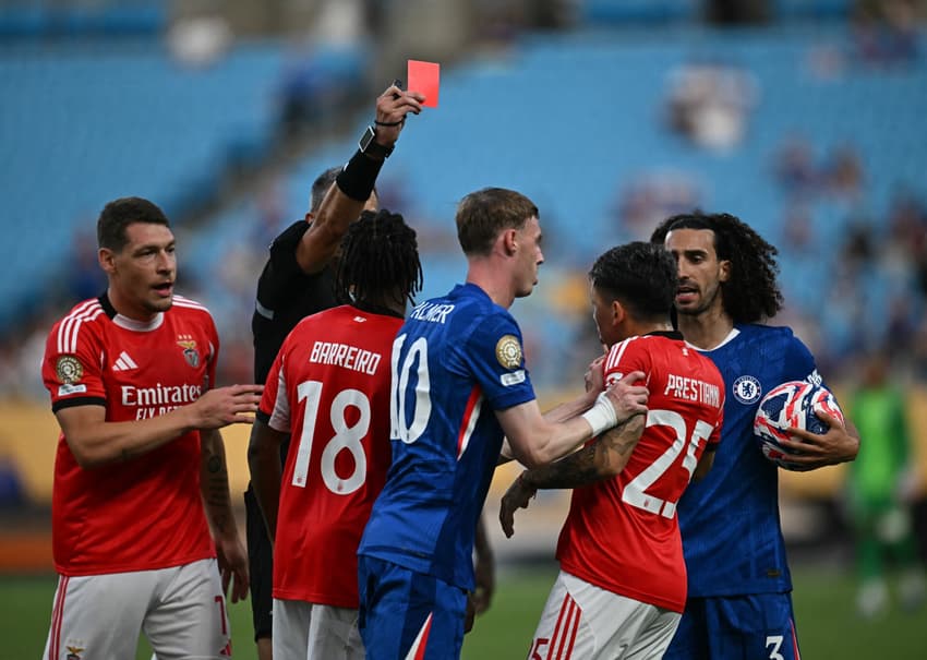 Gianluca Prestianni recebe cartão vermelho em Benfica x Chelsea (Foto: Paul ELLIS / AFP)