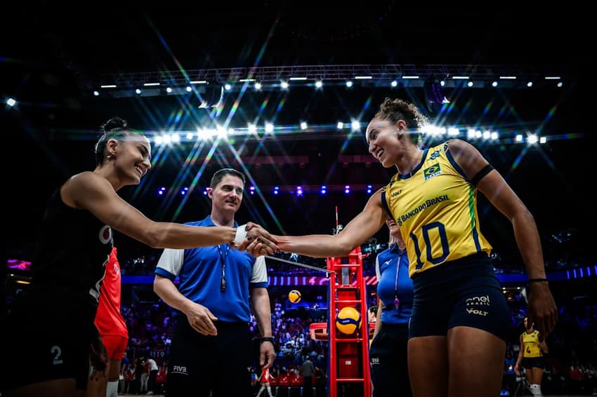 Gabi Guimarães cumprimenta capitã da Turquia (Foto: Divulgação / VNL)