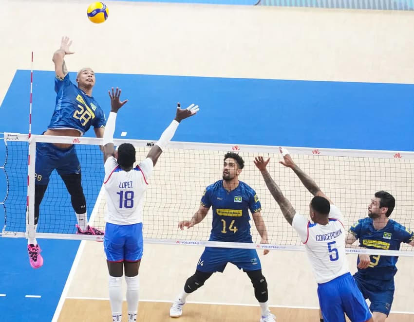 Darlan durante ataque em jogo entre Brasil e Cuba na VNL (Foto: Mauricio Val/FV Imagem/CBV)