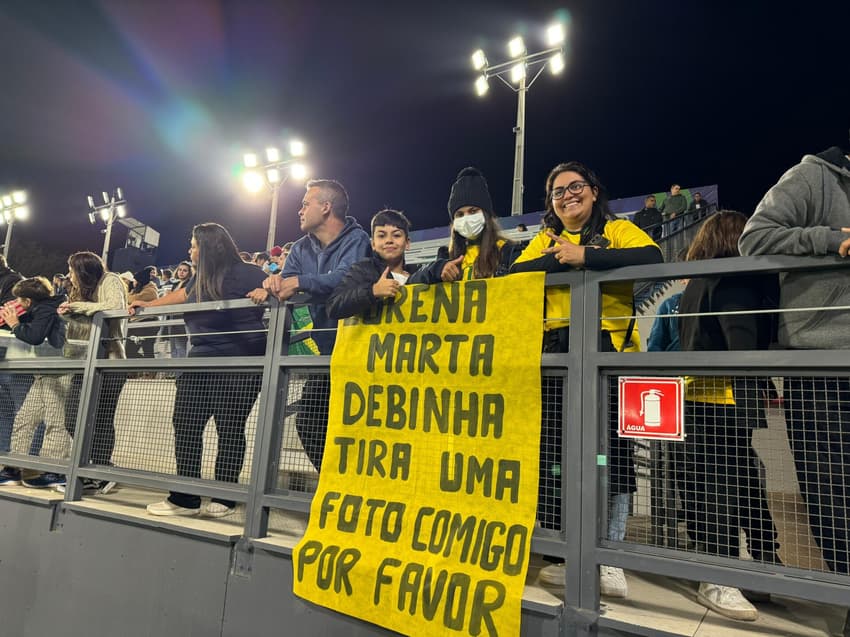 Torcida do Brasil nas arquibancadas do Estádio Municipal Cicero De Souza Marques. (Foto: Giselly Corrêa/Lance)