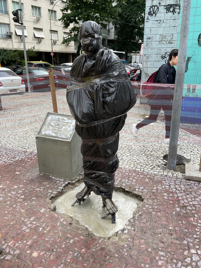 Estátua de Carlson Gracie sendo recolocada (Foto: Divulgação / Secretaria Municipal de Conservação)