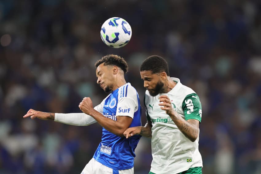 Matheus Pereira, do Cruzeiro, disputa bola durante partida contra o Palmeiras no Mineirão