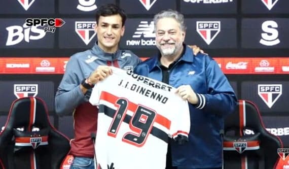 Dinenno recebe a camisa do São Paulo (Foto: print SPFC Play)