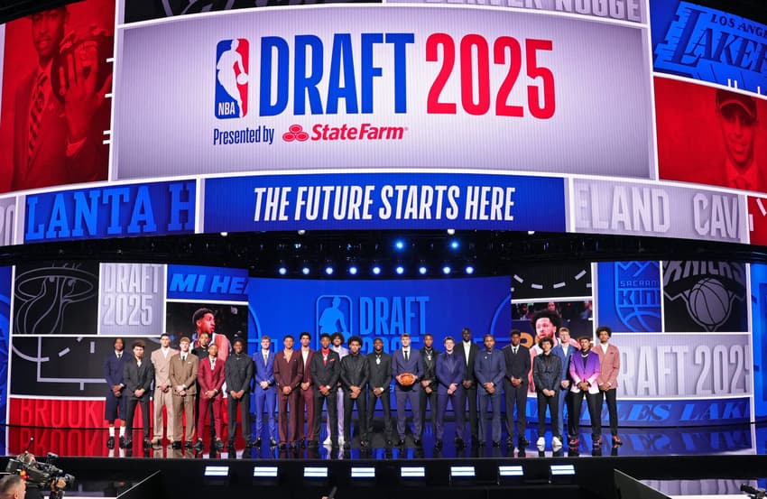 Os prospectos do Draft da NBA de 2025 posam para um retrato antes da primeira rodada do Draft da NBA de 2025, em 25 de junho de 2025, no Barclays Center, no Brooklyn, Nova York (Foto: Nathaniel S. Butler/NBAE via Getty Images/AFP)