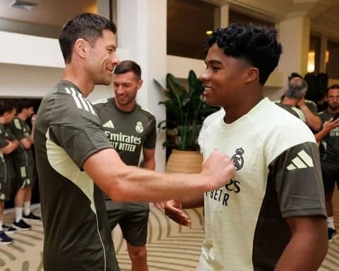 Xabi Alonso e Endrick juntos no Real Madrid (Foto: Reprodução/Real Madrid)