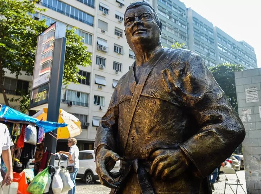 Estátua de Carlson Gracie, em Copacabana (Foto: Reprodução)