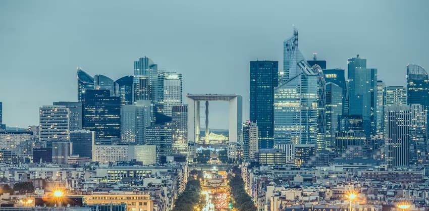 La Defénse é um bairro empresarial que fica na comuna de Nanterre, próximo à Paris