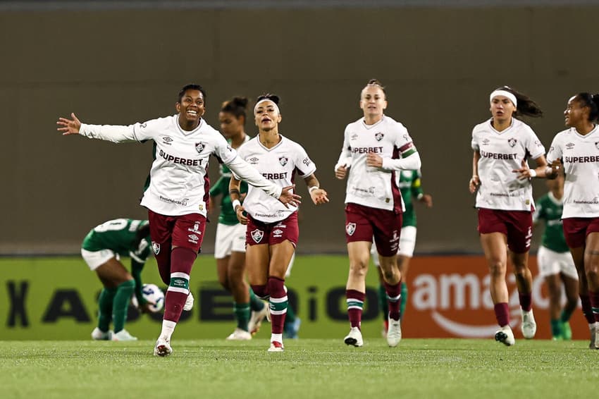 Lelê marcou o primeiro gol do Fluminense feminino no jogo. Tainá Maranhão marcou golaço pelo Palmeiras. (Foto: Staff Images Woman/CBF)