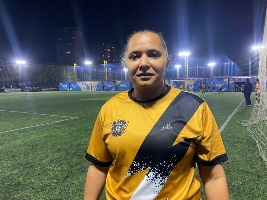 Léia Samara Félix, de 37 anos, joga futebol desde a infância. (Foto: Giselly Corrêa/Lance!)