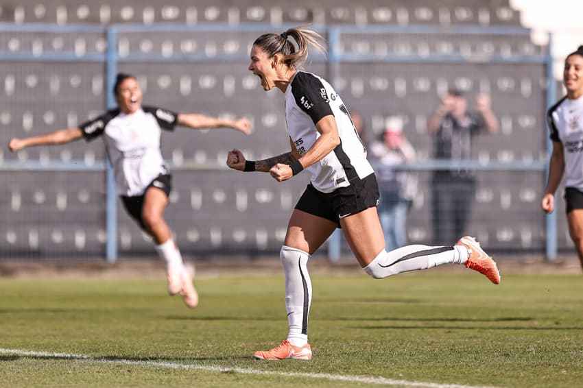Gabi Zanotti comemora gol do Corinthians contra o Cruzeiro no Brasileirão feminino. (Foto: Rebeca Reis/ Staff Images Woman/ CBF)