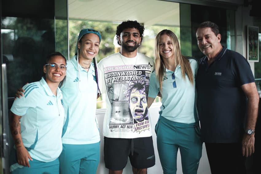 Gabigol e Pedrinho acompanham Cruzeiro feminino no Brasileirão. (Foto: Gustavo Martins/ Cruzeiro)