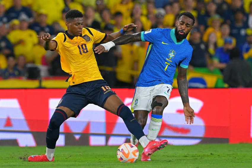 Gerson disputa bola no jogo do Brasil contra o Equador