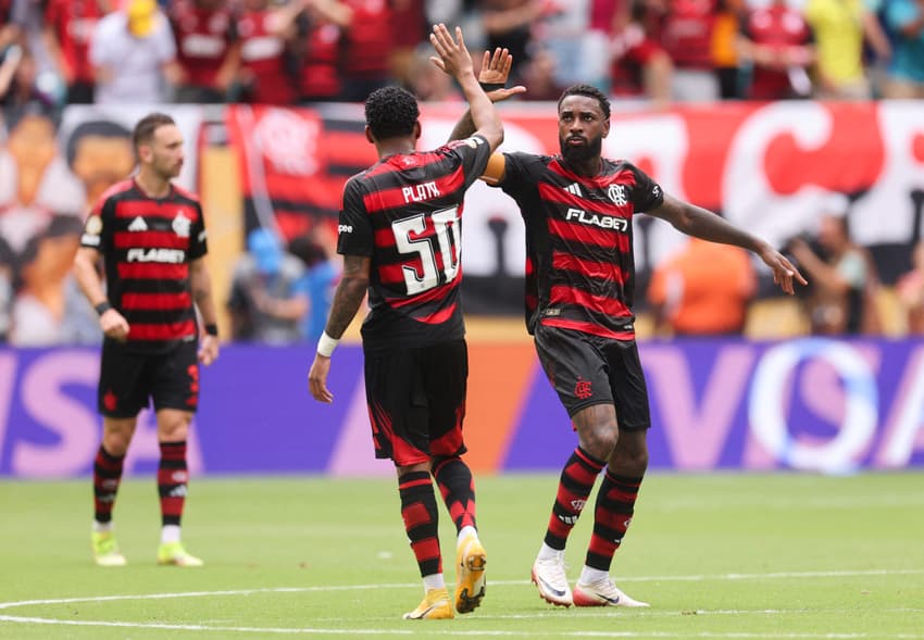 Gerson comemora seu gol no jogo do Flamengo contra o Bayern