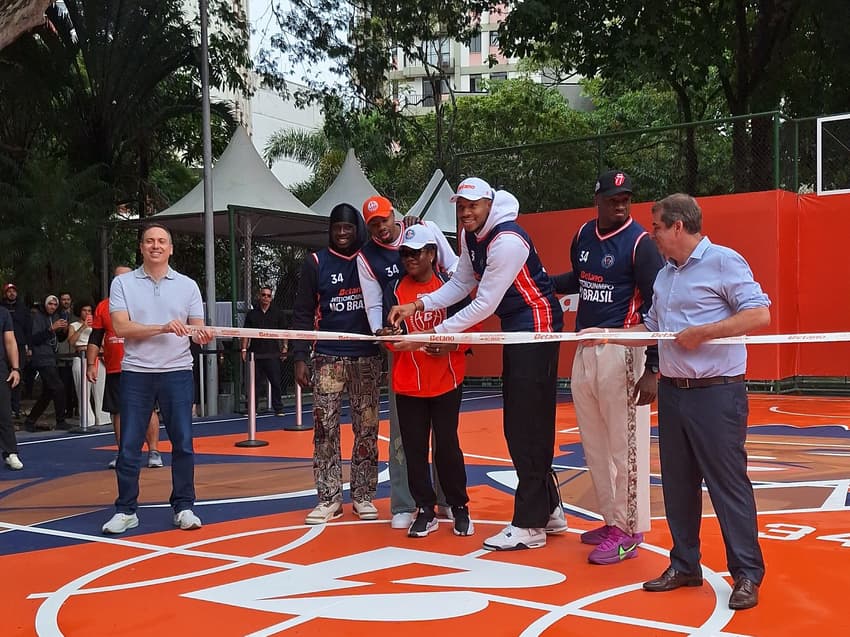 Giannis Antetokounmpo em inauguração no Rio de Janeiro (Foto: Anna Ramos/Lance!)