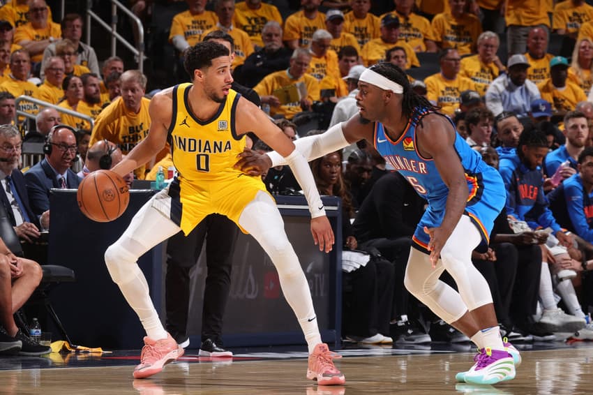 Tyrese Haliburton, do Pacers, e Luguentz Dort, do Thunder, em disputa pelo jogo 3 das finais da NBA (Foto: Nathaniel S. Butler/NBAE via Getty Images/AFP)
