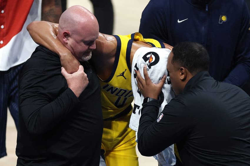 Haliburton precisou ser amparado para deixar a quadra (Foto: MATTHEW STOCKMAN / GETTY IMAGES NORTH AMERICA / Getty Images via AFP)