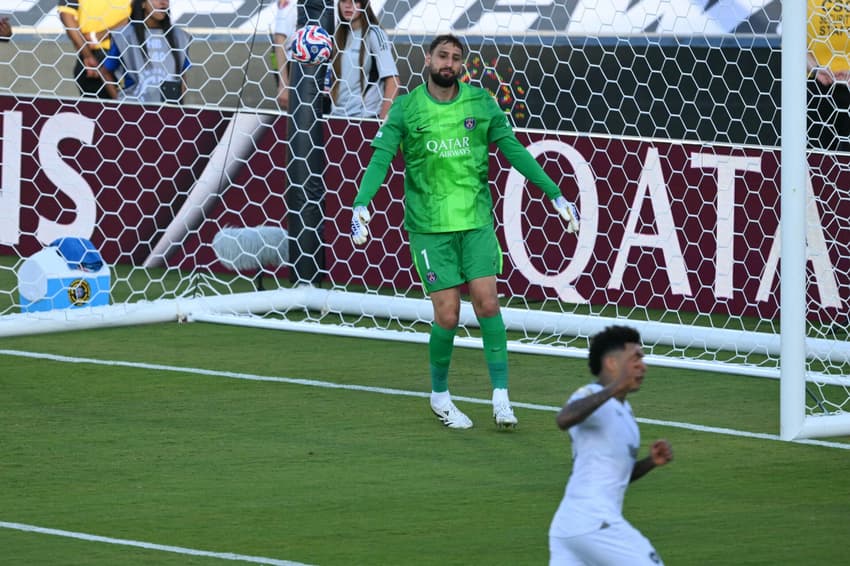 Igor Jesus marca para o Botafogo sobre o PSG