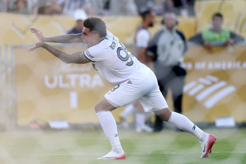 Igor Jesus comemora seu gol no jogo do Botafogo contra o PSG (Foto: Stu Forster/AFP)
