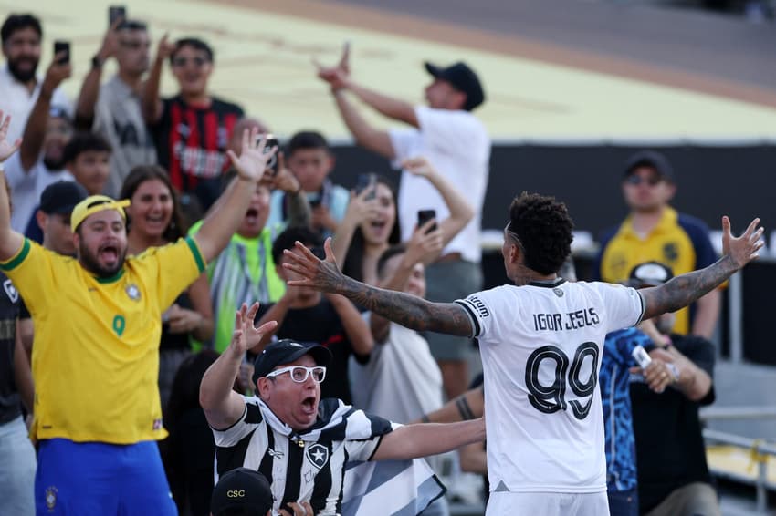 Igor Jesus comemora seu gol no jogo do Botafogo contra o PSG