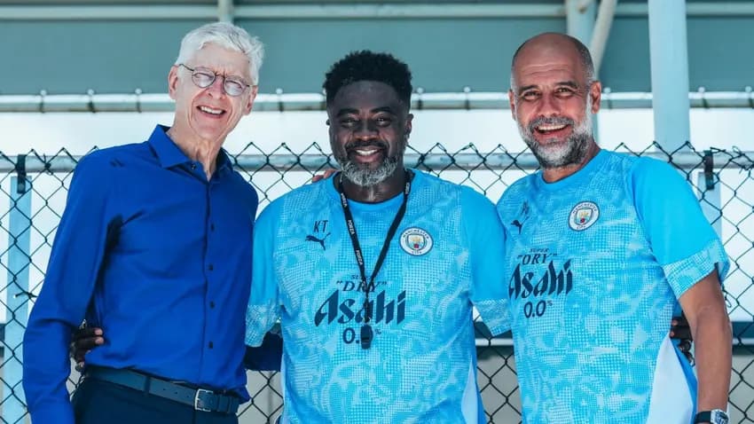 Arsène Wenger (à esquerda), Kolo Touré (ao centro) e Pep Guardiola (à direita) no treino do Manchester City (Foto: Divulgação/Manchester City)
