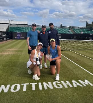 Bia Haddad (d) e a alemã Laura Siegemund comemoram o título em Nottingham (Reprodução)