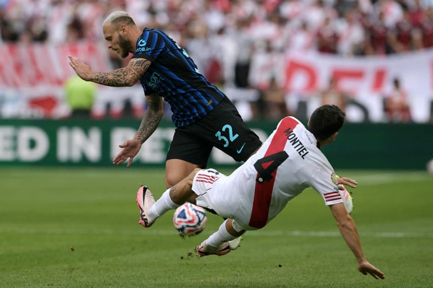 Dimarco e Montiel disputam bola em Inter de Milão x River Plate pelo Mundial de Clubes