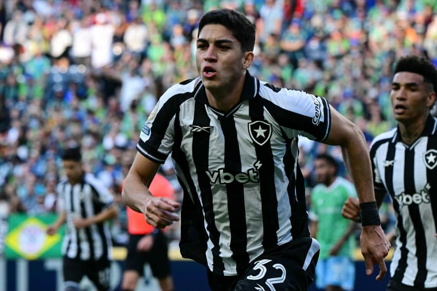 Mercado da Bola: o zagueiro Jair assinou seu contrato com o Nottingham Forest (Foto: Pablo PORCIUNCULA / AFP)