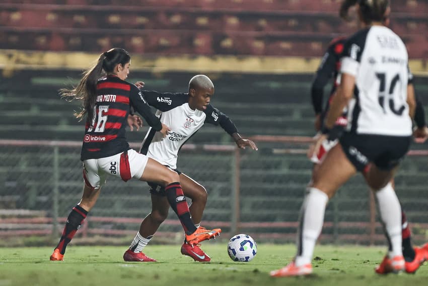 Jhonson durante Corinthians x Flamengo no Brasileirão feminino. (Foto: CBF/Divulgação)