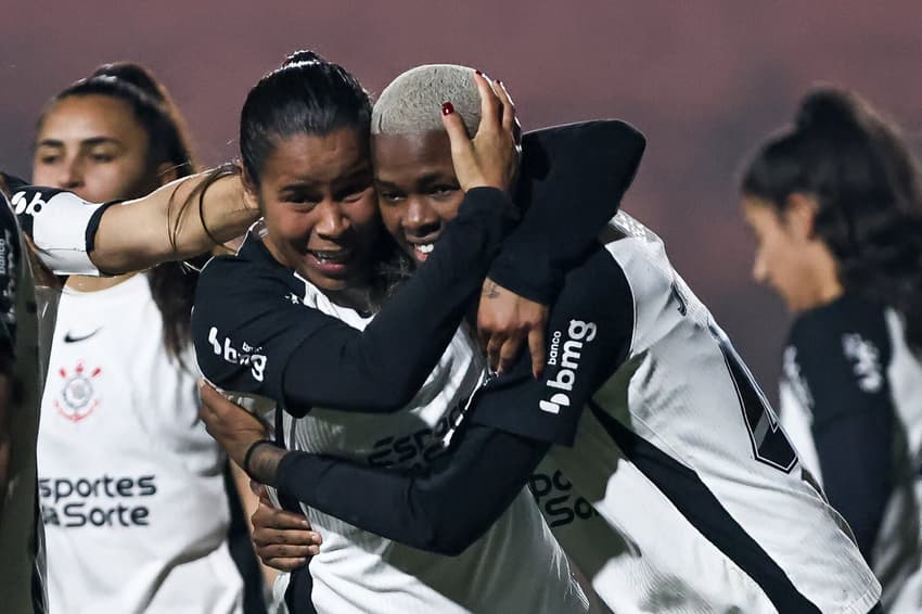 Jhonson e Vic Albuquerque comemoram gol do Corinthians contra o FLAMENGO. (Foto: CBF/Divulgação)