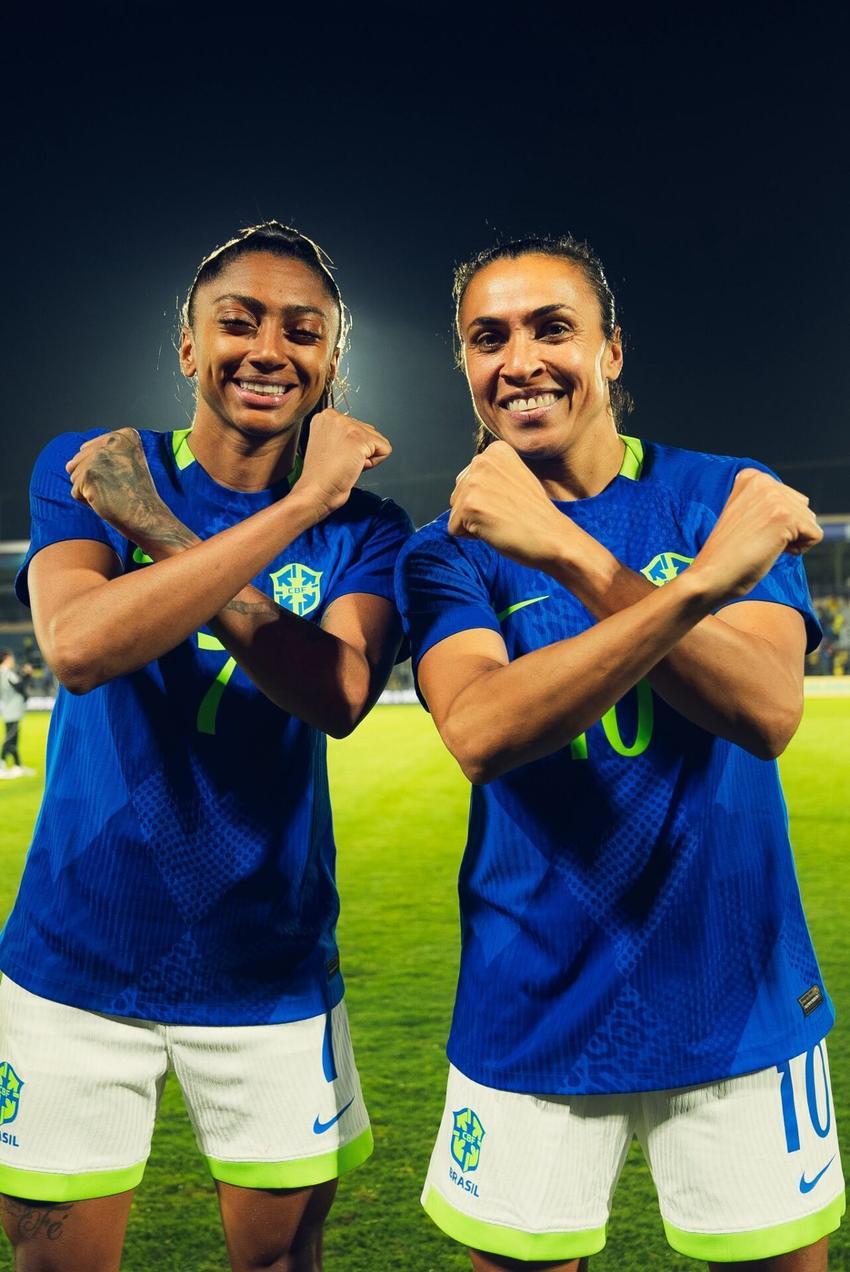 Kerolin e Marta fazem X em jogo da Seleção feminina, em homenagem à filha de Luís Enrique. (Foto: Reprodução)