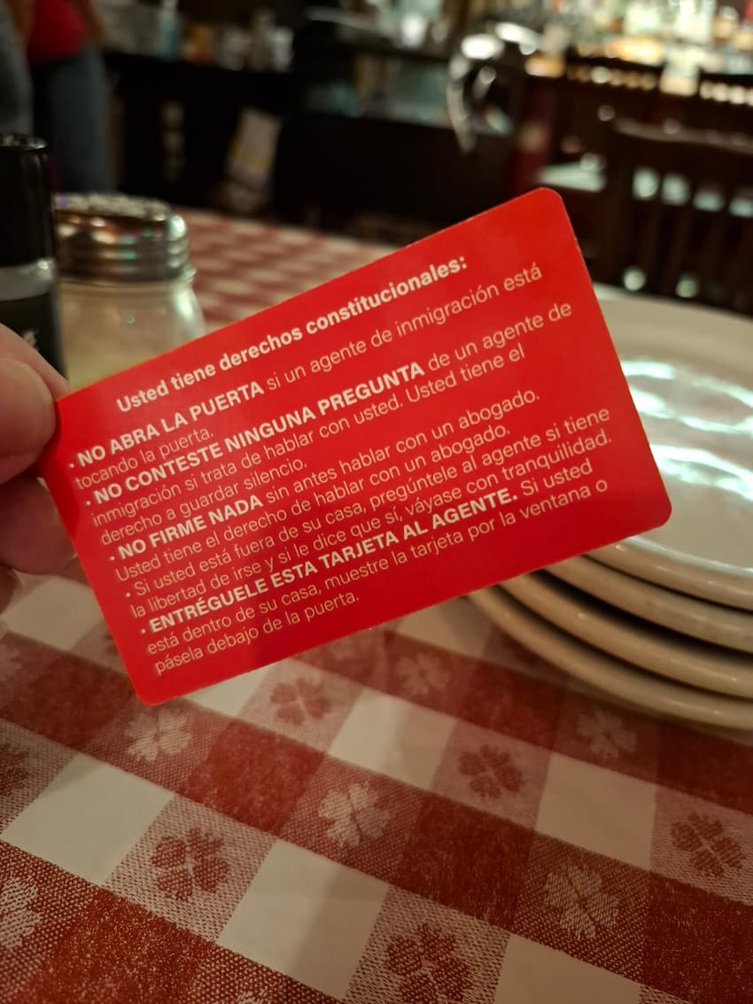 Cartão com orientações a como se portar diante de oficiais da imigração é distribuído em restaurante