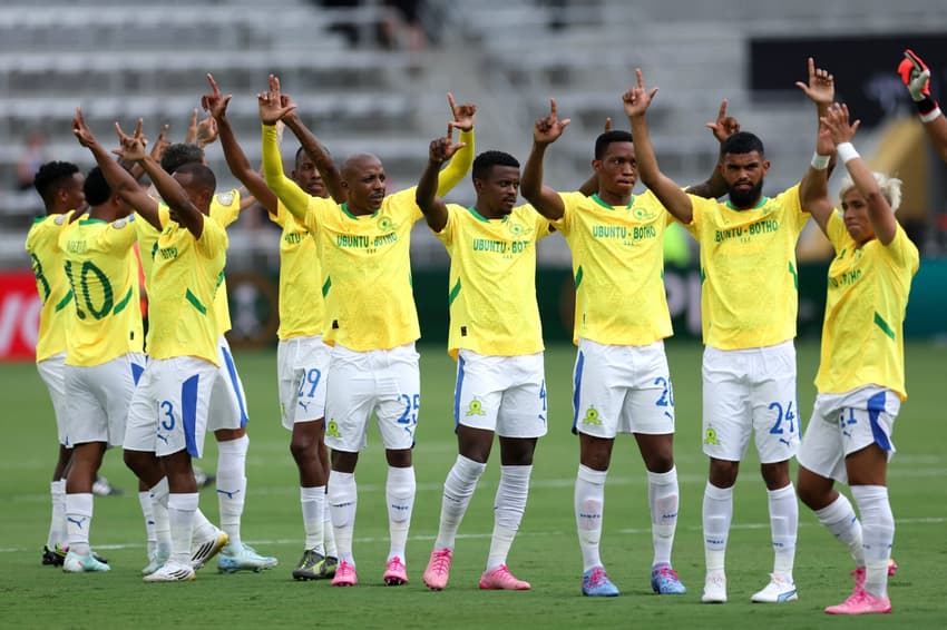 Jogadores do Mamelodi Sundowns comemoram vitória no Mundial de Clubes (Foto: Dan Mullan / AFP)
