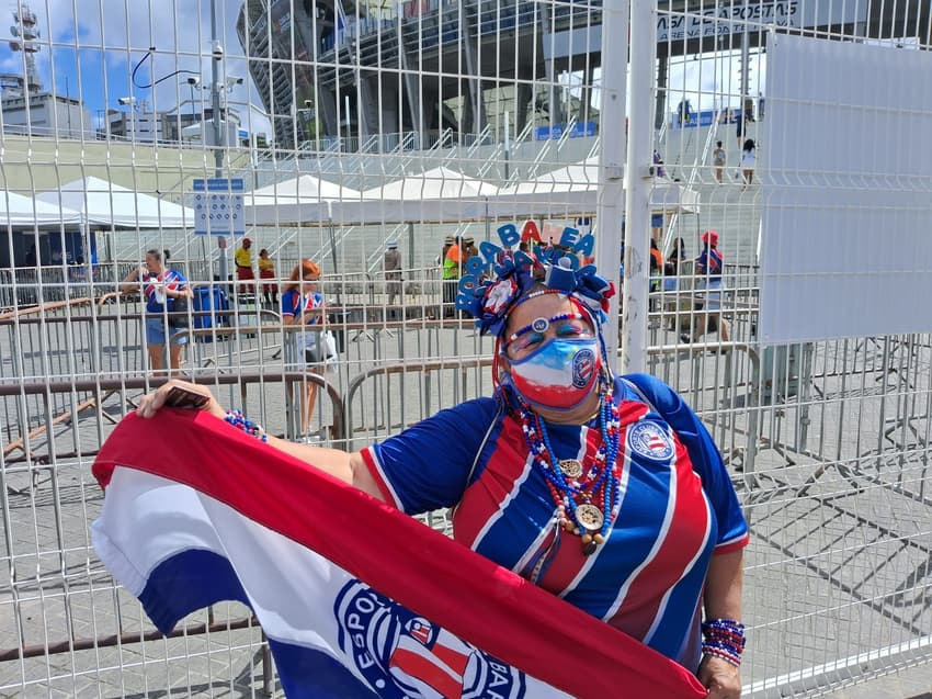 Mamusca, torcedora símbolo do Bahia, acompanha futebol feminino. (Foto: Rafael Carmo)