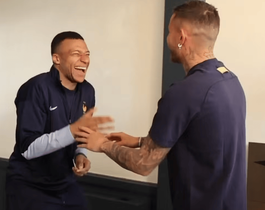 Mbappé e Lucas Hernández pela seleção da França